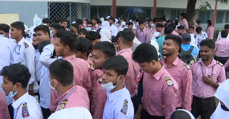 এইচএসসি পরীক্ষার প্রথম দিন